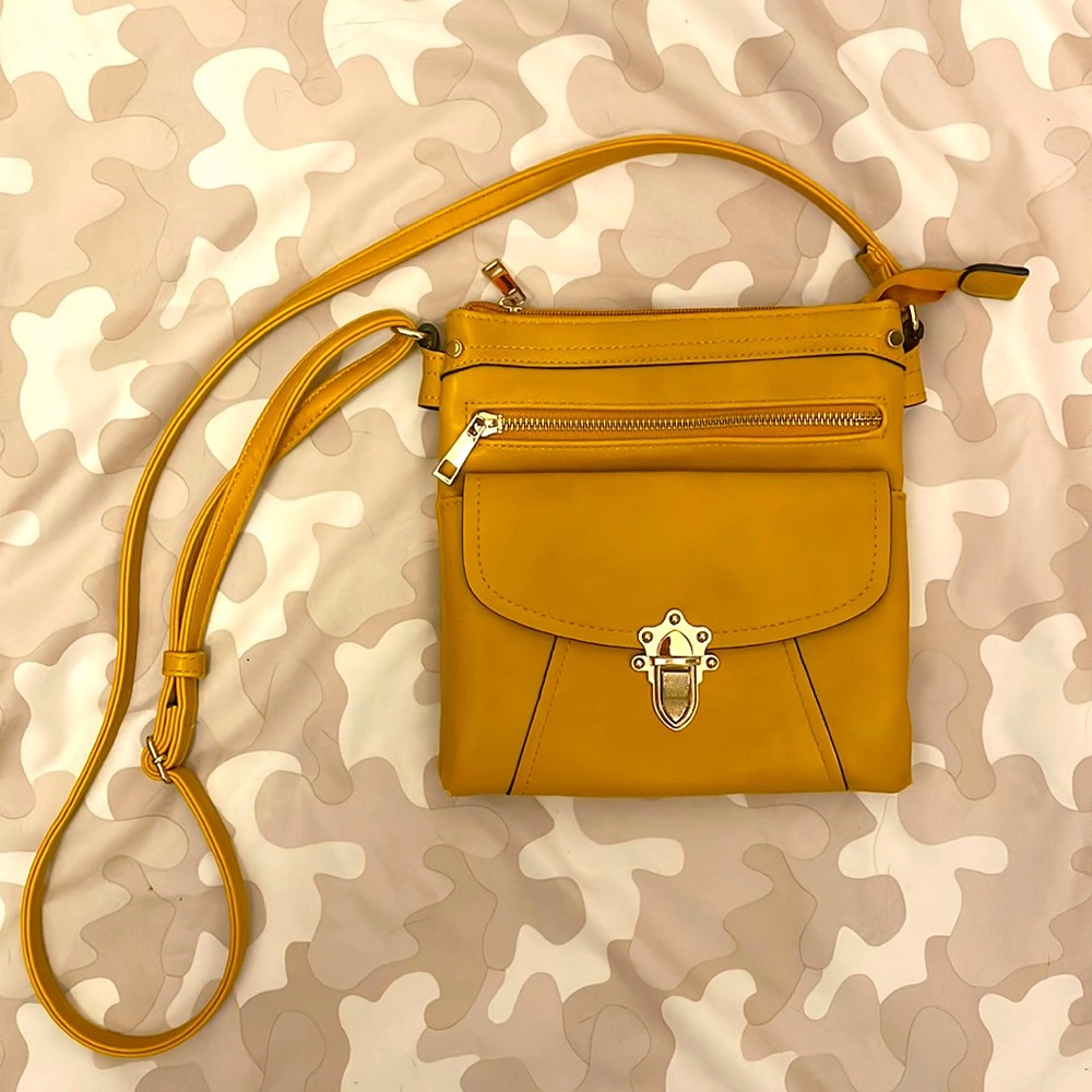 Yellow crossbody purse with tons of pockets!
